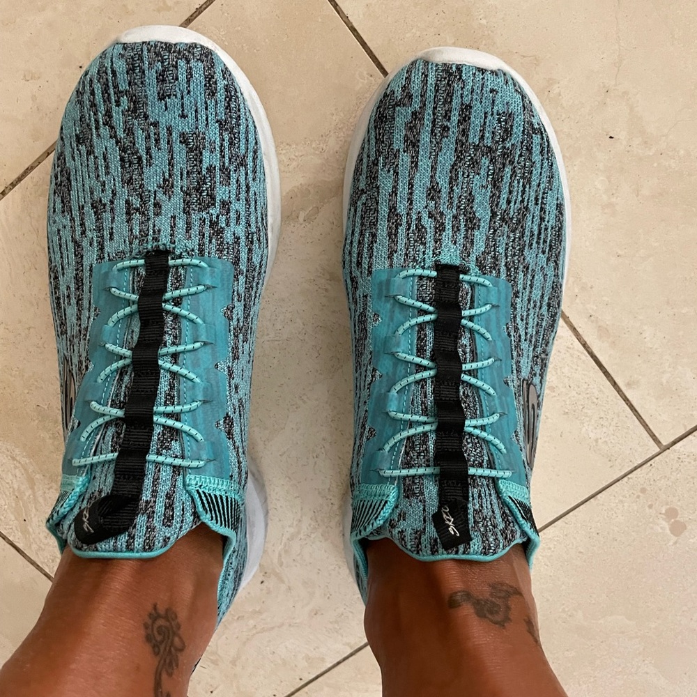 Woman's memory foam sneaker
